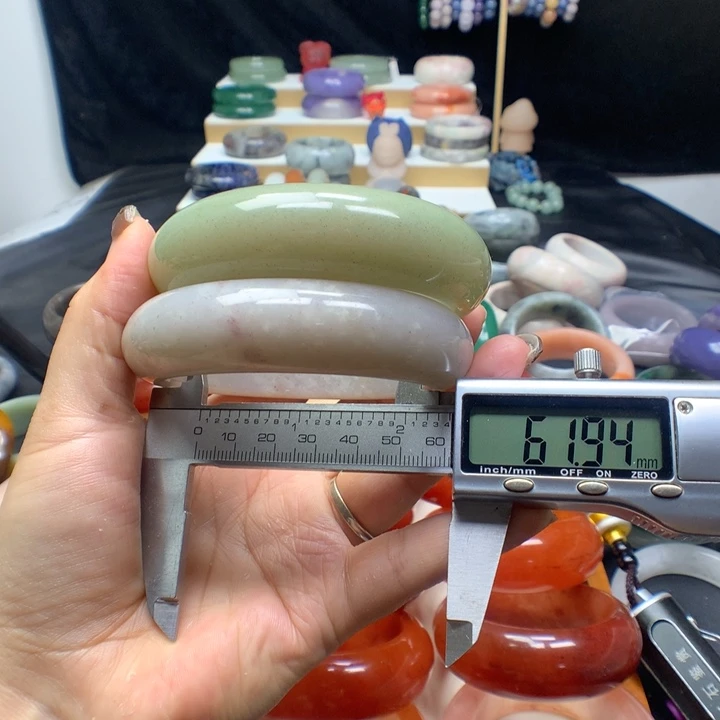 未镶嵌手镯石英质玉