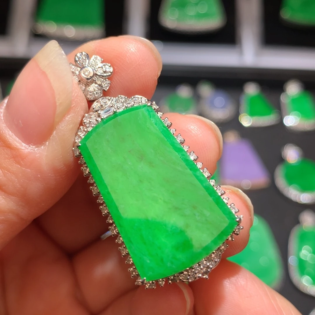 翡翠颈饰18K金镶嵌暖**家翡翠