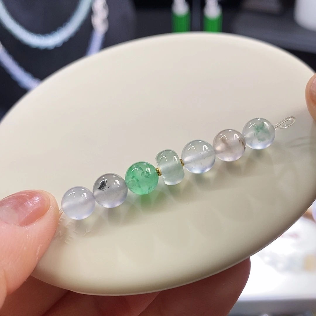 翡翠挂件未镶嵌一组珠珠