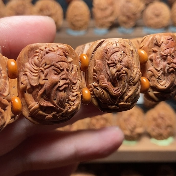 桃核浮雕关公手牌