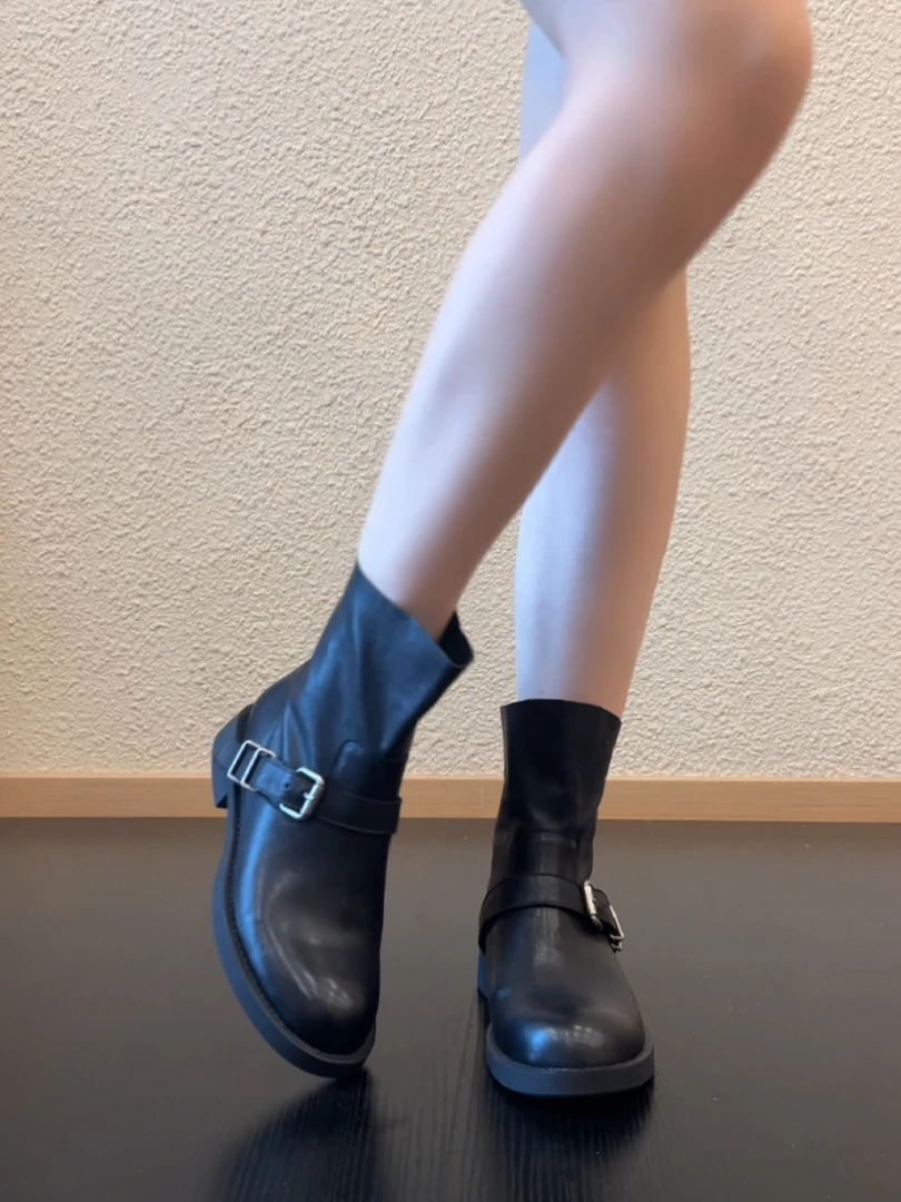 Pokoy-3cm英伦风设计感皮带扣机车靴圆头后拉链粗跟马丁靴