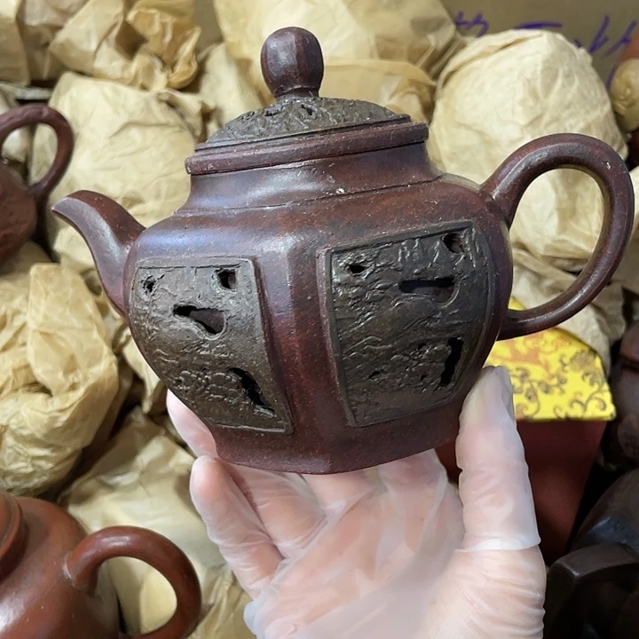 紫砂茶壶原矿泥料，手工制作的一把紫砂壶。
