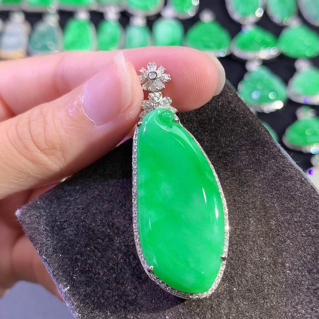 翡翠18K金镶嵌吊坠(赠链)