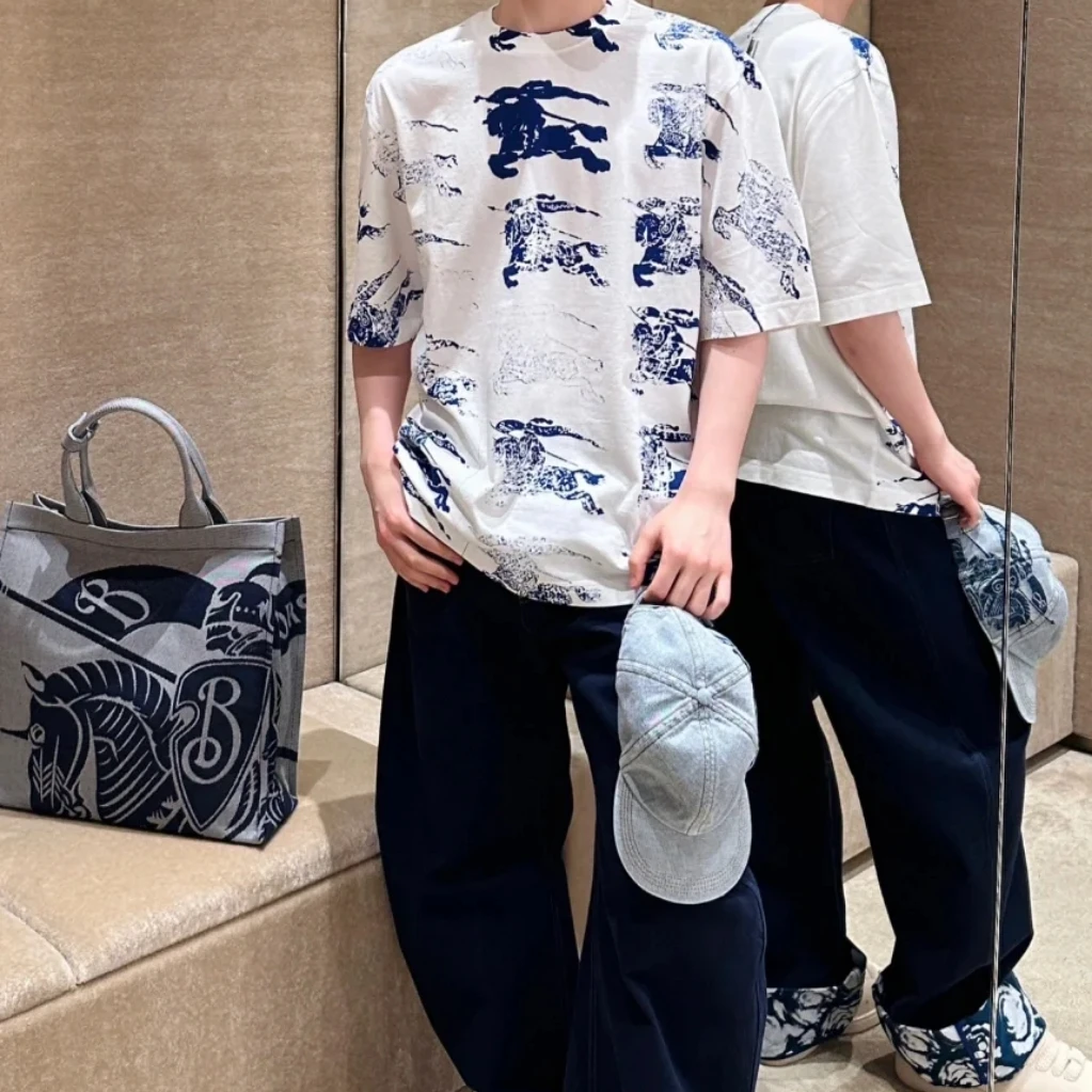 全新未使用 BURBERRY/博柏利 白色满印渐变蓝战马logo印花短袖T恤