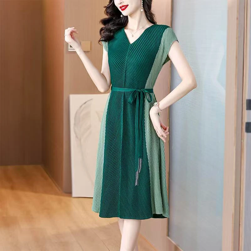 2025-020褶皱设计师新款洋气宽松连衣裙名媛时尚气质收腰连衣裙