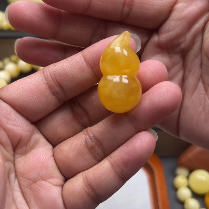 琥珀未镶嵌珠宝奇石M590号鸡油红妖花