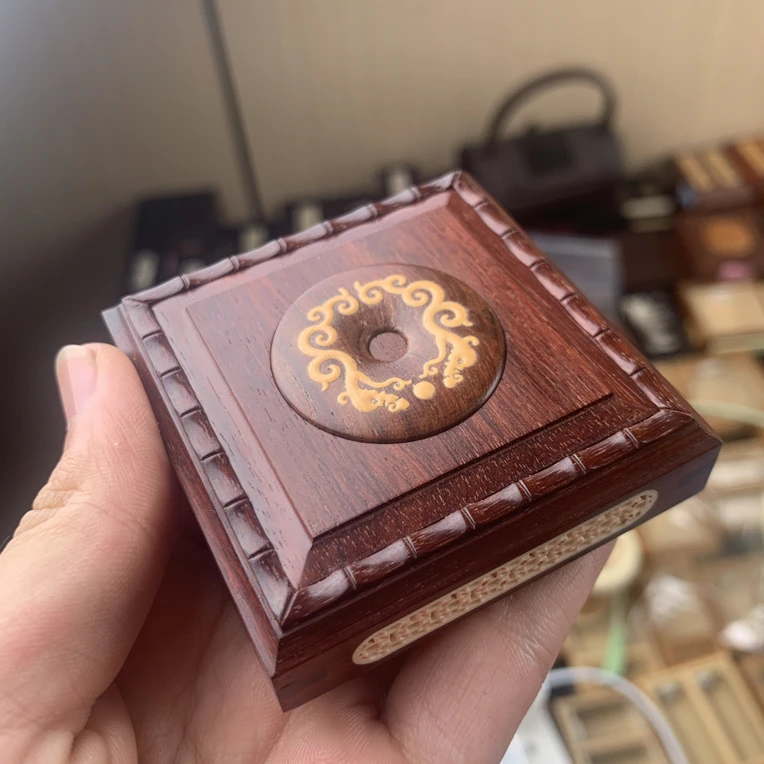 店庆上海之行虫具张圣林红木雕刻黄蛉盒6*6*2