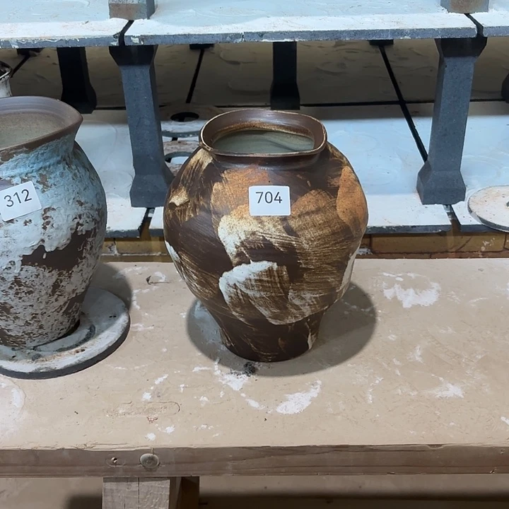 摆件陶高27，口11，无孔704