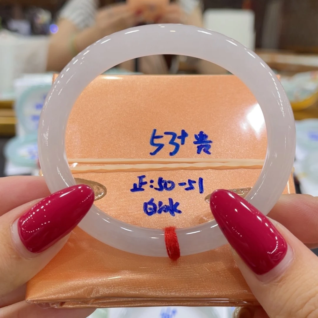 翡翠手镯未镶嵌翡翠