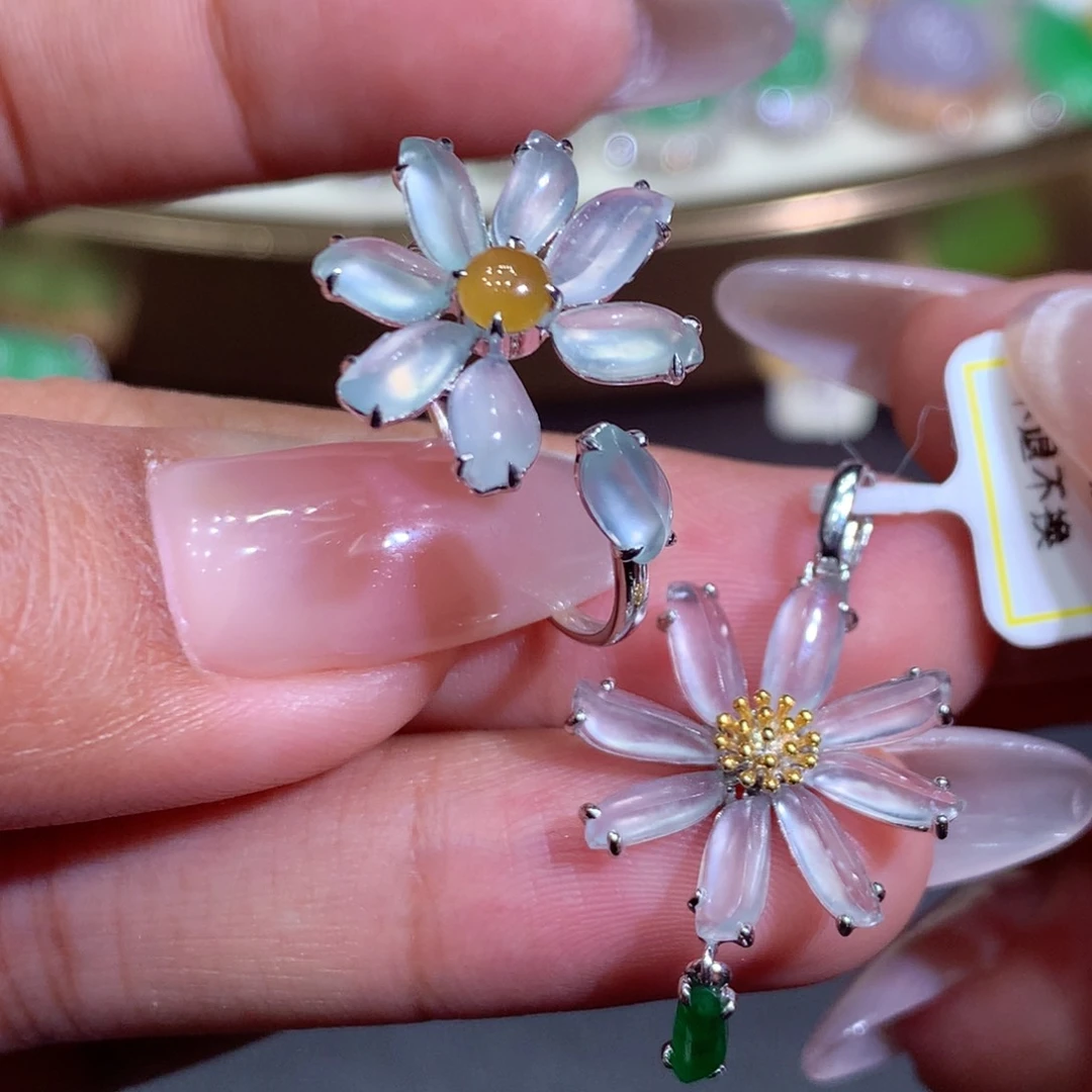 翡翠戒指18K金镶嵌翡翠