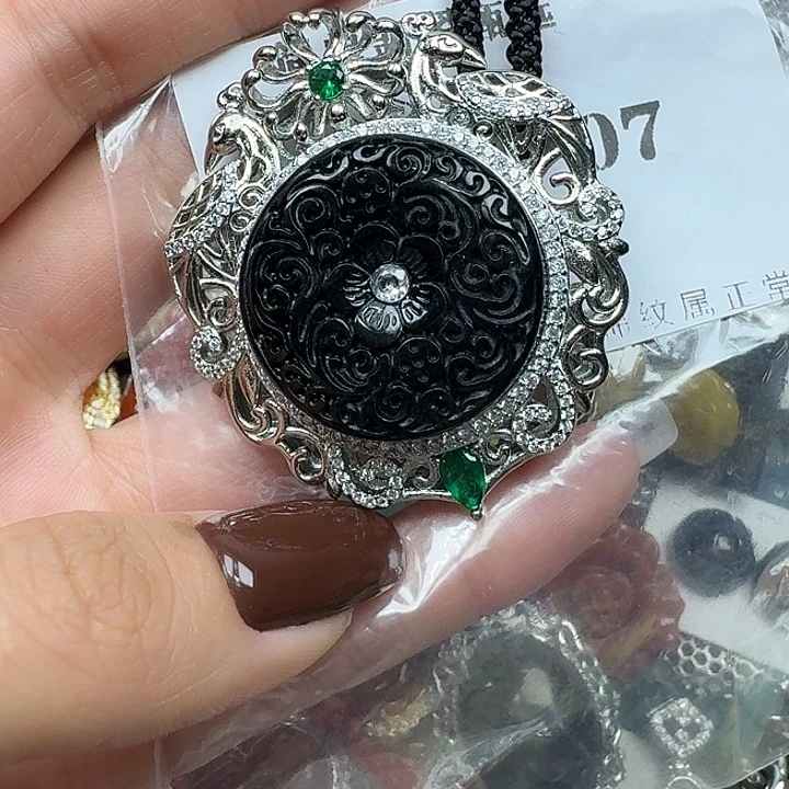 翡翠未镶嵌颈饰飞啊提