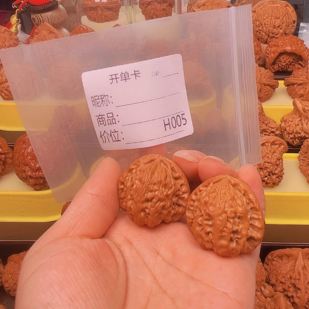 文玩核桃吊坠白狮子