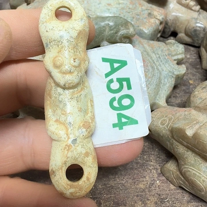 蛇纹石玉颈饰未镶嵌