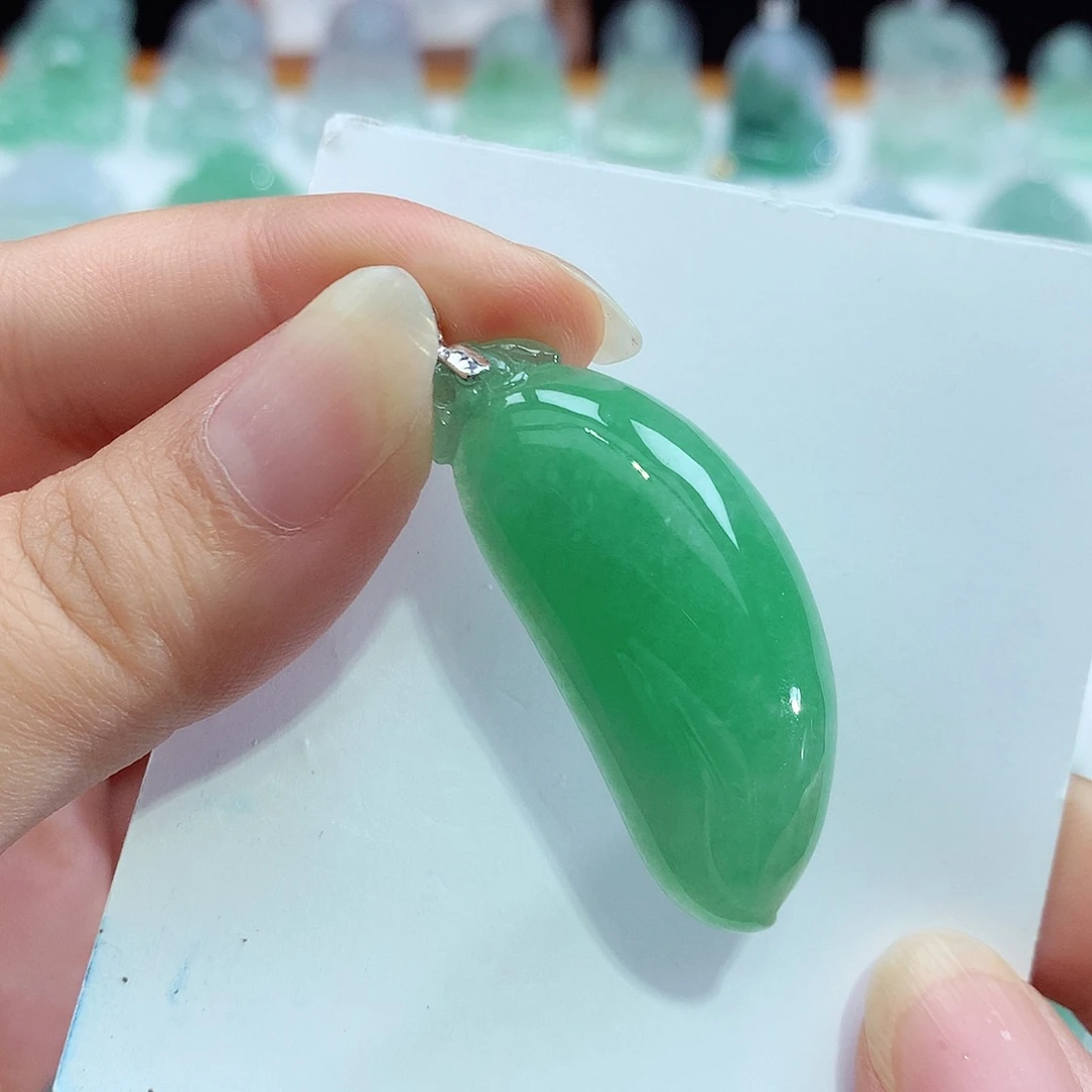 翡翠18K金镶嵌颈饰瓜瓜来财