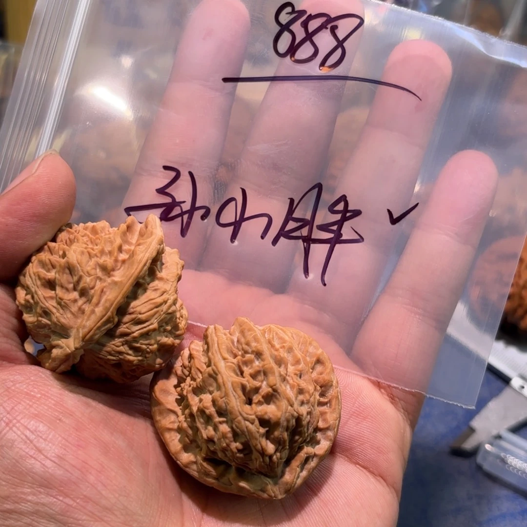 孙***^桃核吊坠全品毕业三角白！43