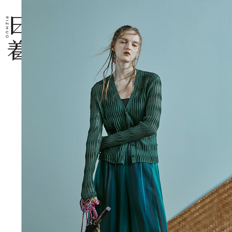 日着原创女装2025年春季新款棉纱波浪型外搭针织V领开衫RD2282M0