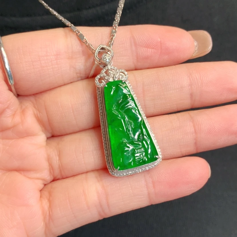 【闪购商品】颈饰18K金镶嵌翡翠山水牌