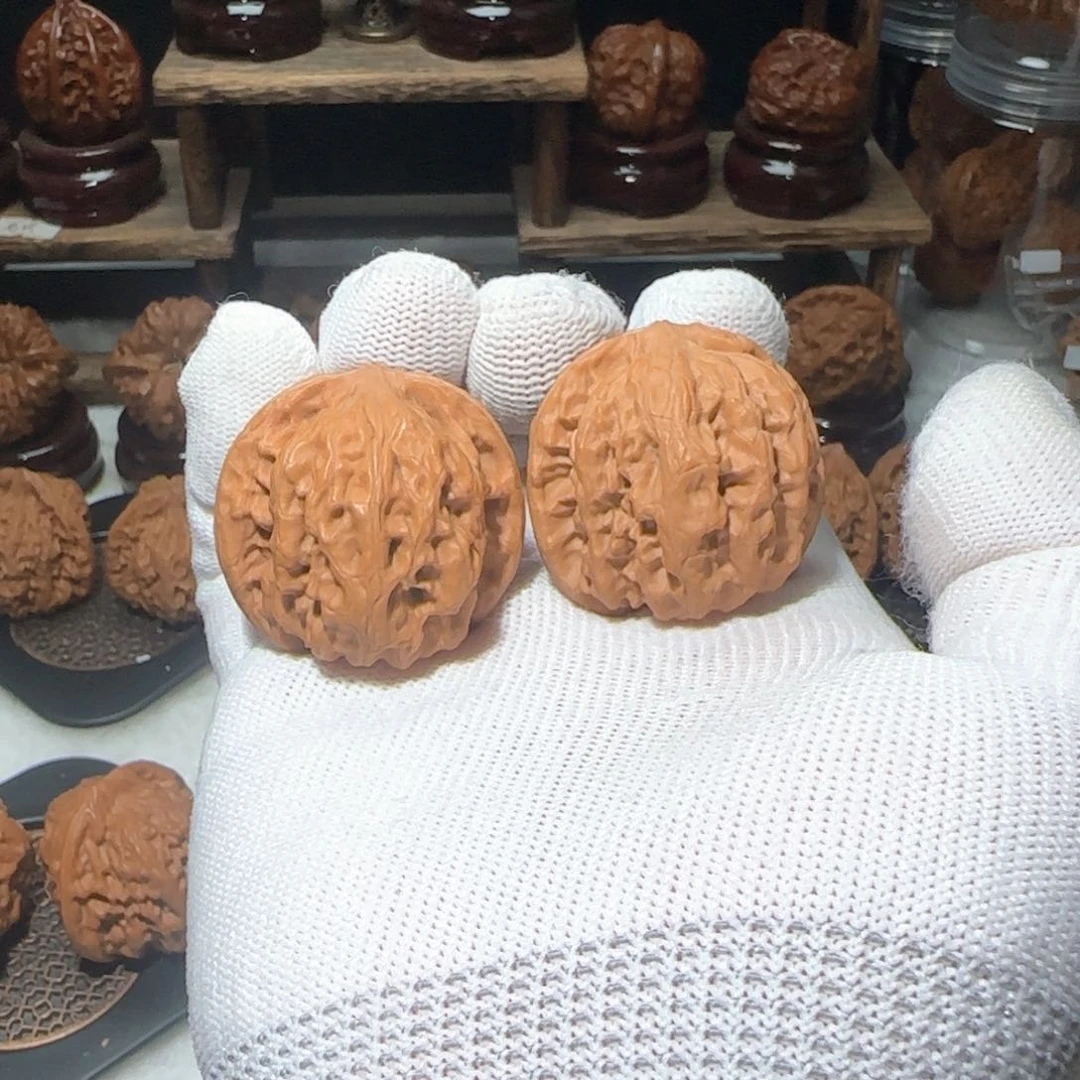 丘***。文玩核桃吊坠野狼