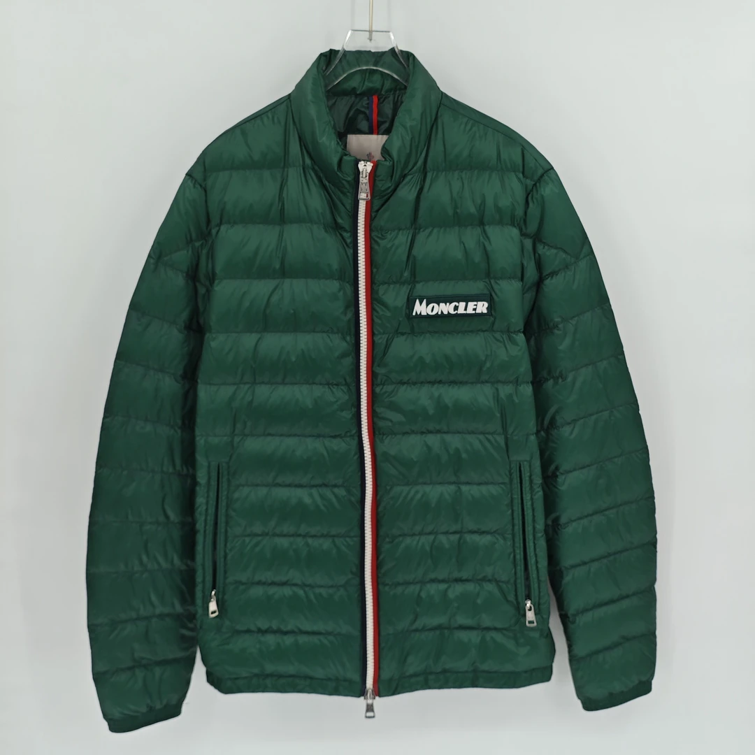 99新 MONCLER 蒙口 绿色轻薄款彩条刺绣胸标羽绒服/6码/Sw24732