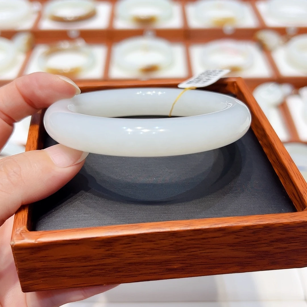 B***t和田玉手镯未镶嵌