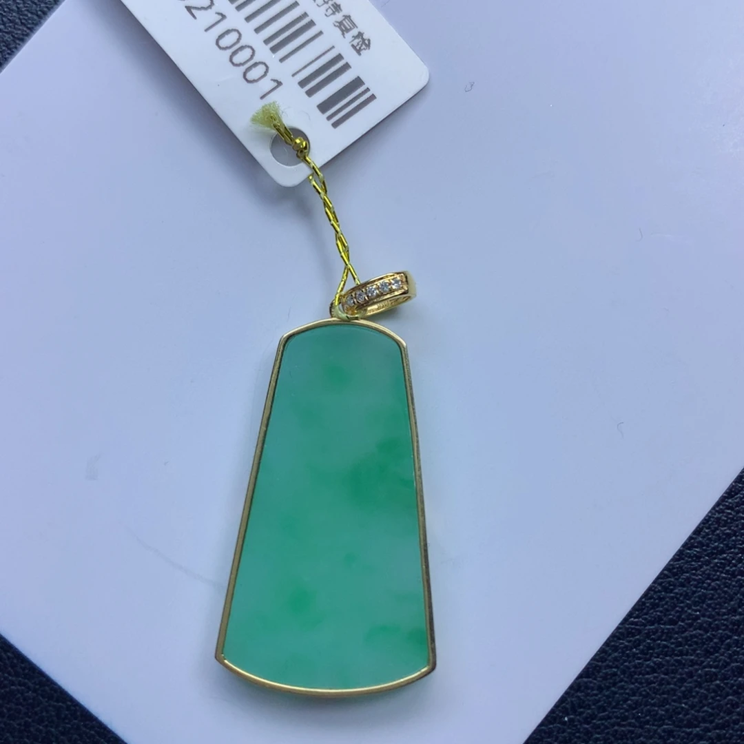 翡翠颈饰未镶嵌无事牌