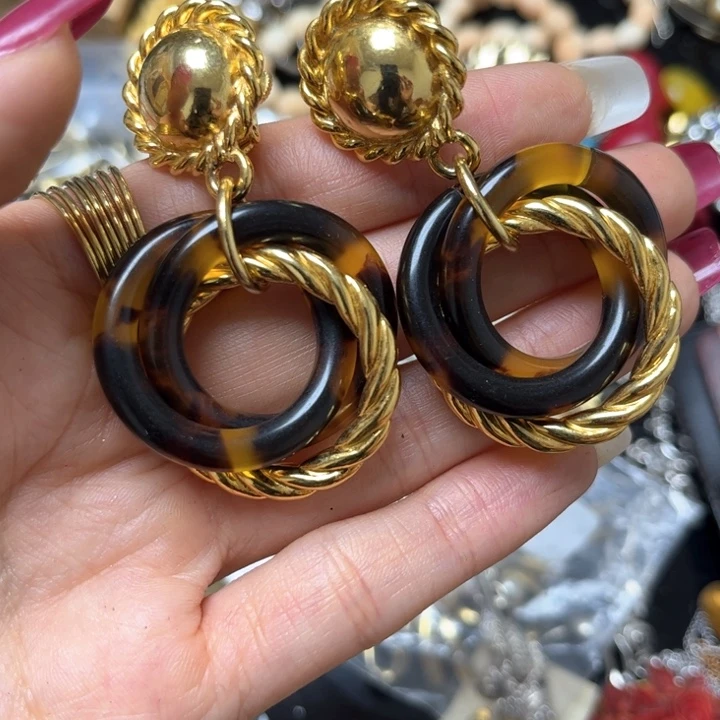 中古饰品，时尚首饰花****?