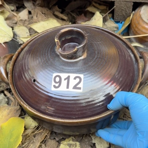 泥塑砂锅一只微瑕品带斗笠一只