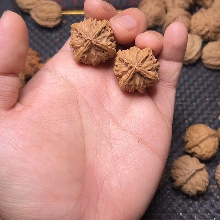 文玩核桃吊坠四棱