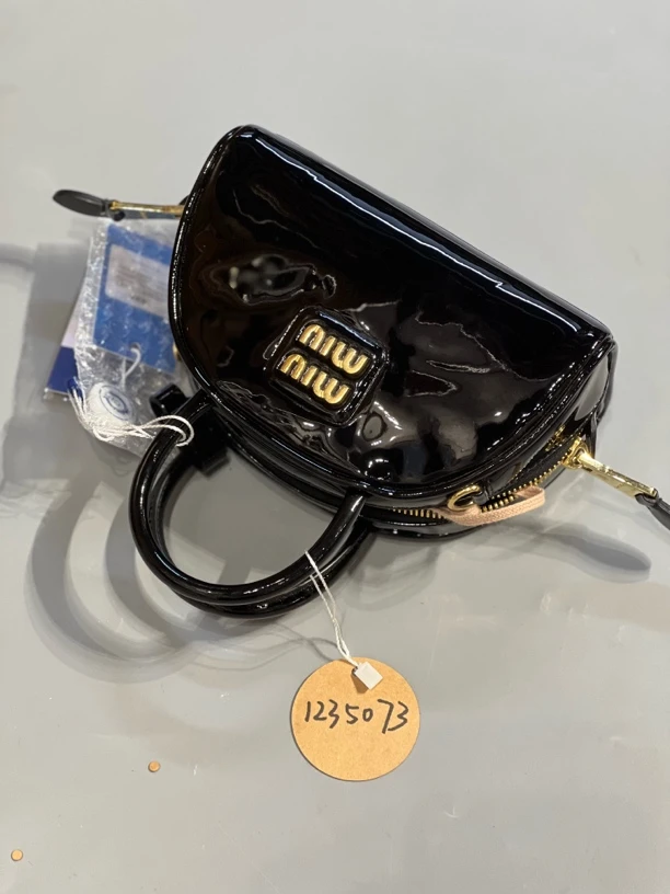 95新 MIU MIU/缪缪 夏七中古/MiuMiu半月贝壳漆皮单肩包/1235073