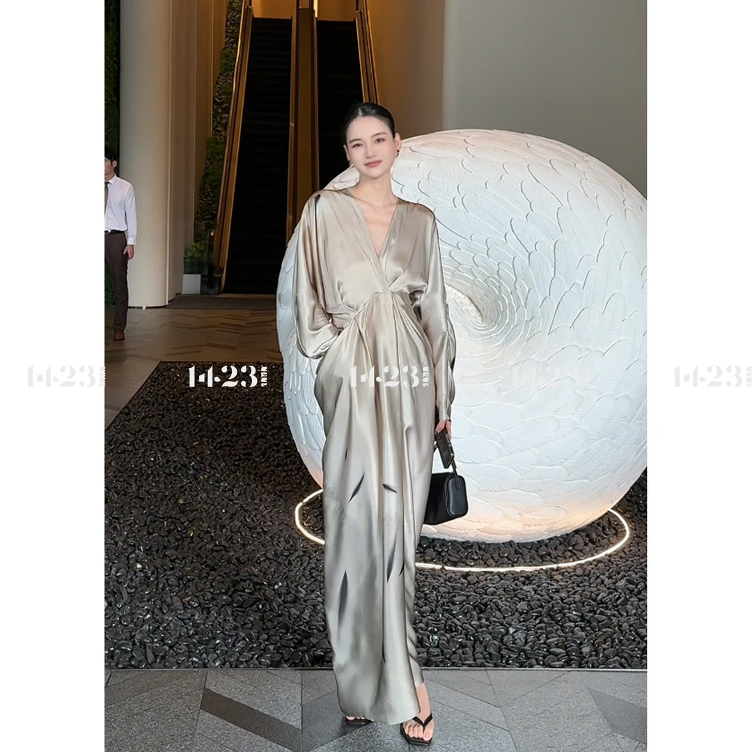 1423【银羽轻盈】小众设计100桑蚕丝清冷韵味V领显瘦收腰长袖连衣裙