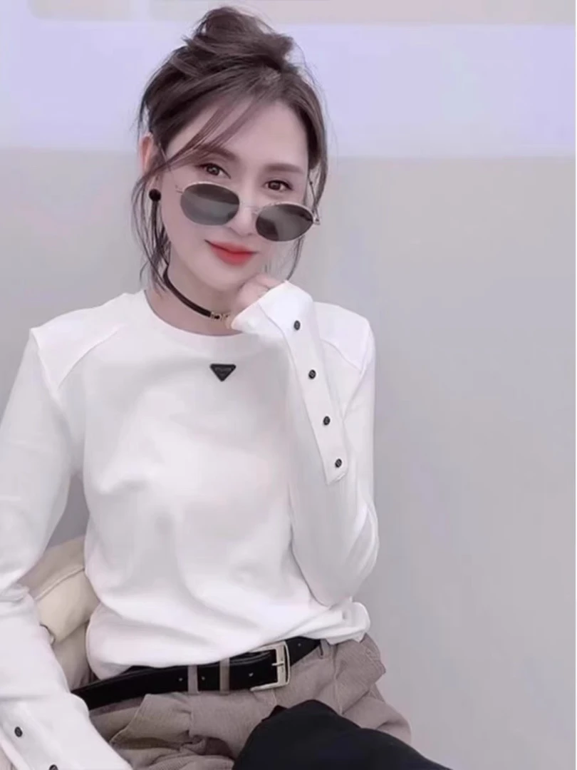 WTT-22527 欧货春秋新款三角标打袖扣女时尚修身显瘦长袖T恤上衣
