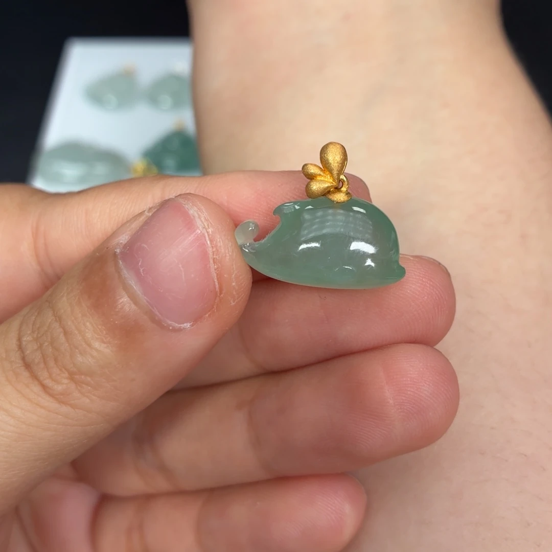 比****翡翠18K金镶嵌颈饰海豚