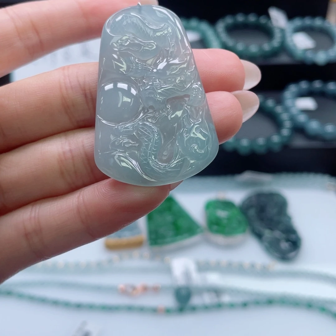 翡翠未镶嵌颈饰龙牌
