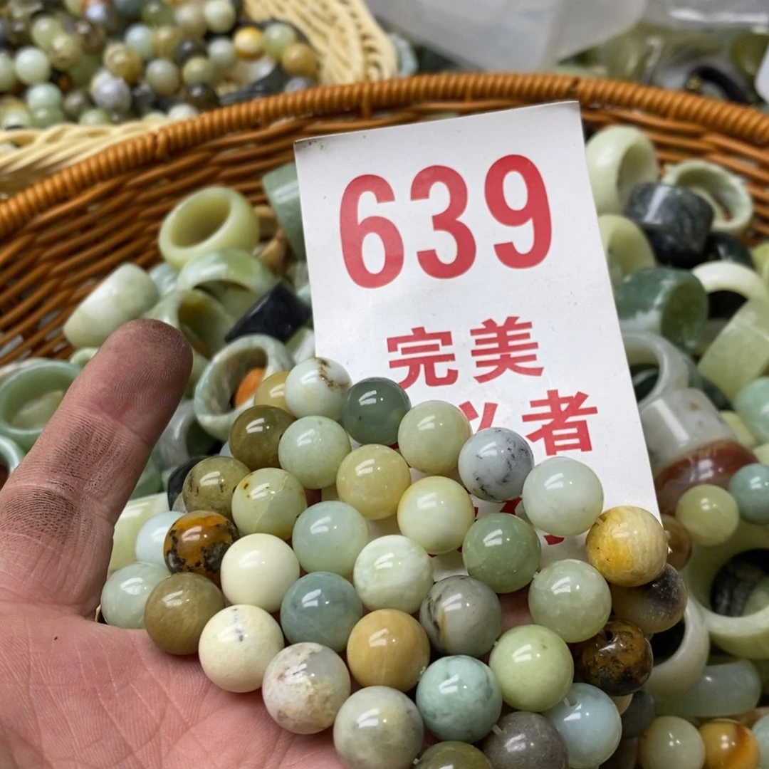 蛇纹石玉挂坠未镶嵌