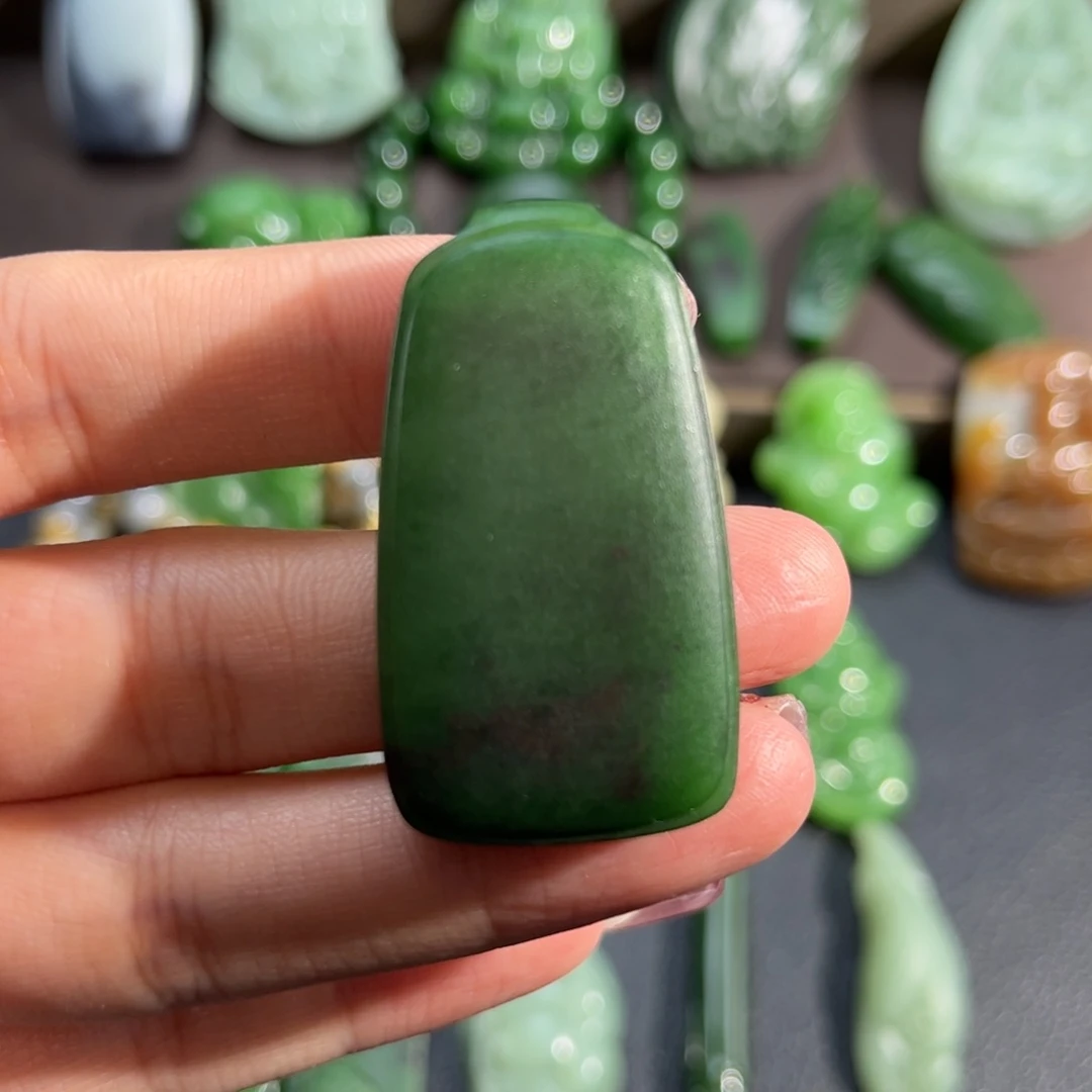 和田玉颈饰未镶嵌菠菜绿红皮无事牌定制