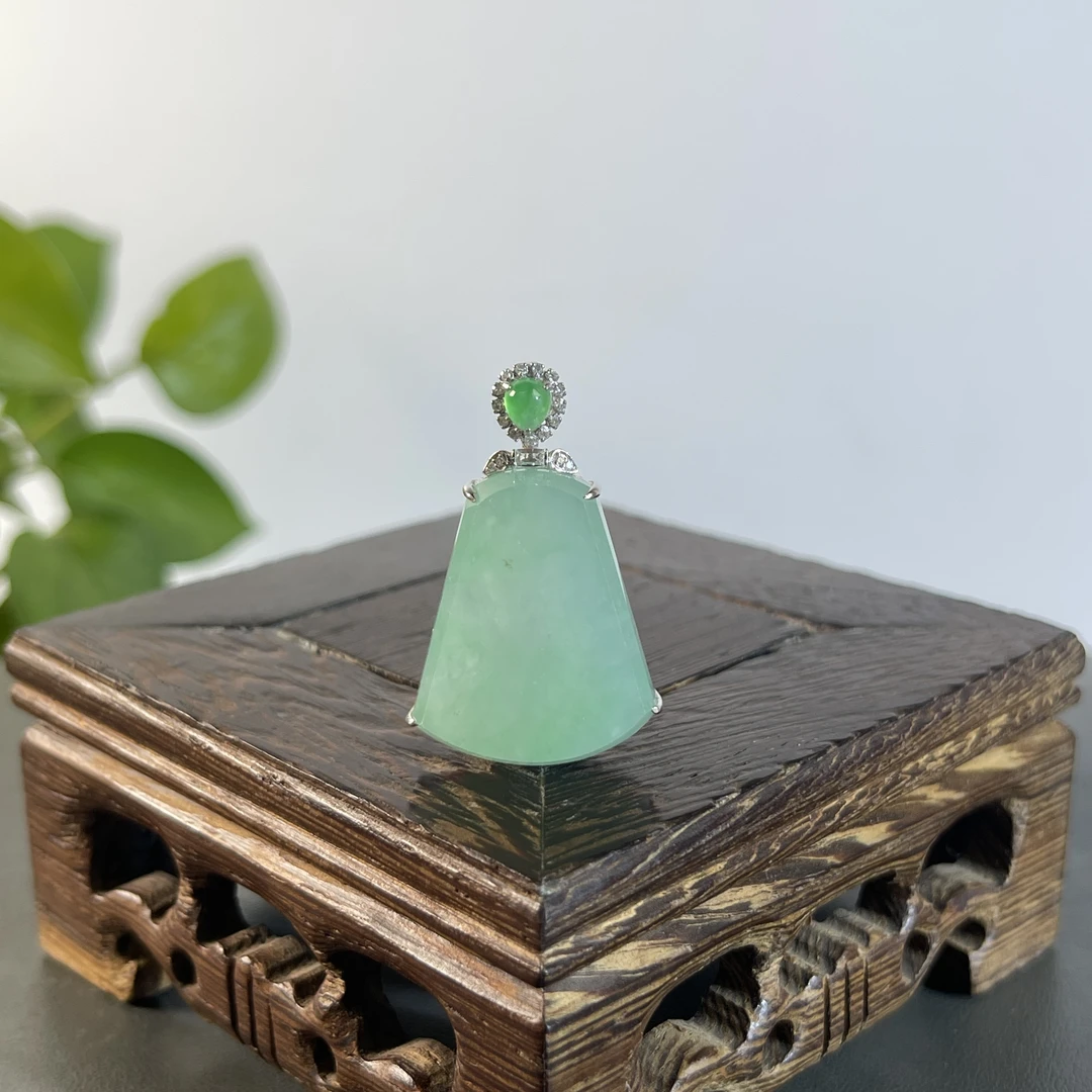 JXB28-202  天然缅甸A货翡翠  18K含钻镶嵌无事牌