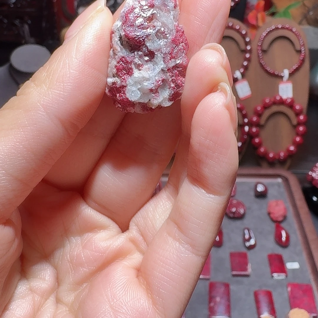 天然辰砂毛矿石晶体