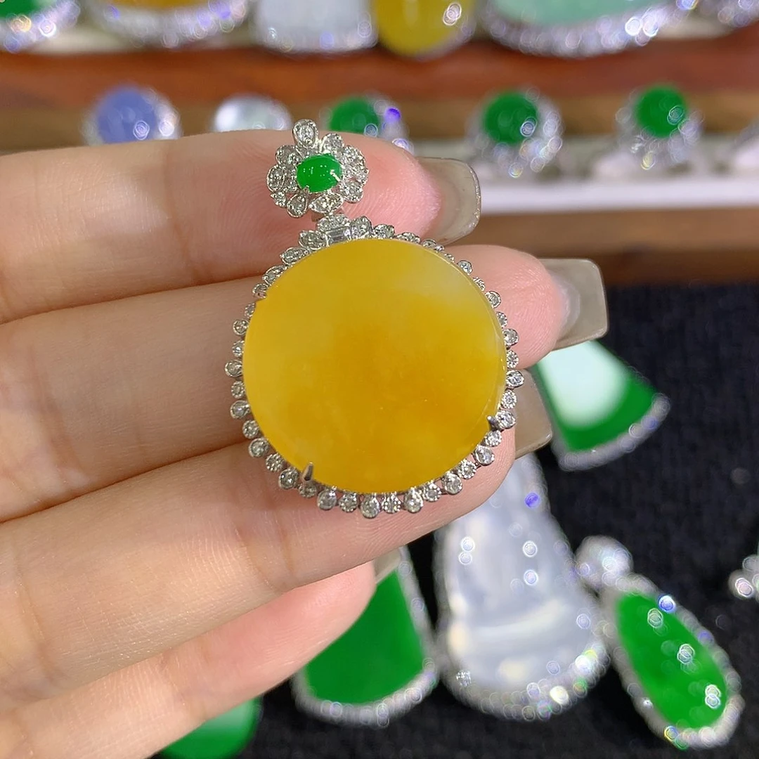 颈饰18K金镶嵌翡翠圆牌