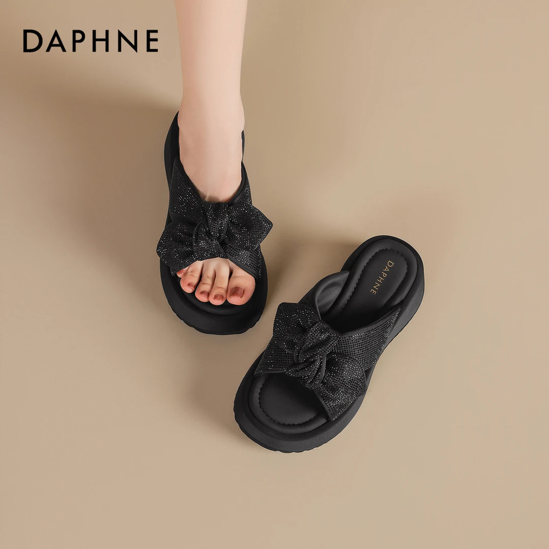 达芙妮网红爆款黑色坡跟一字拖女款2025夏季增高蝴蝶结绝美凉拖鞋