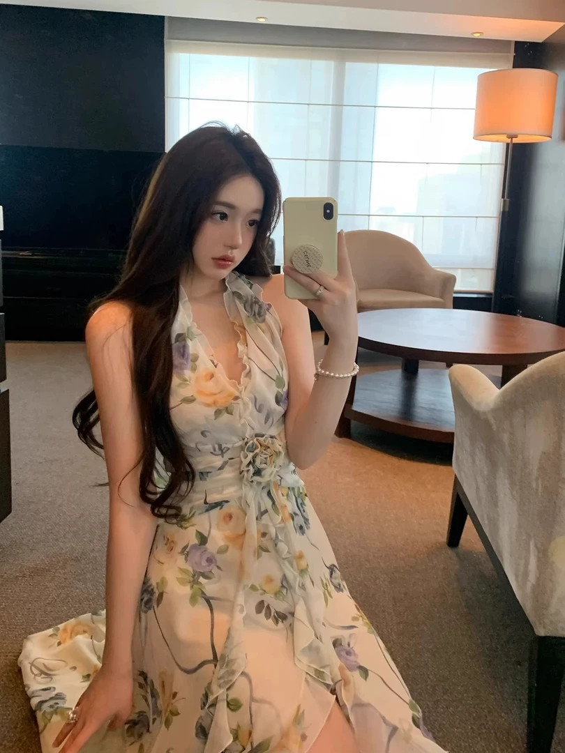 女神降临 纯欲风性感挂脖绑带V领碎花连衣裙法式气质复古温柔长裙