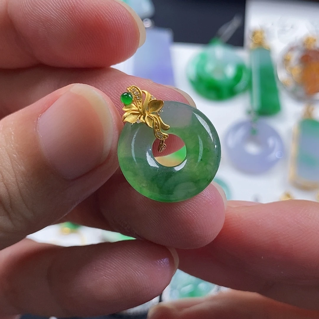 誉***翡翠18K金镶嵌颈饰翡翠