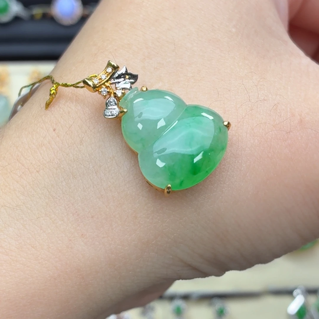 翡翠18K金镶嵌颈饰