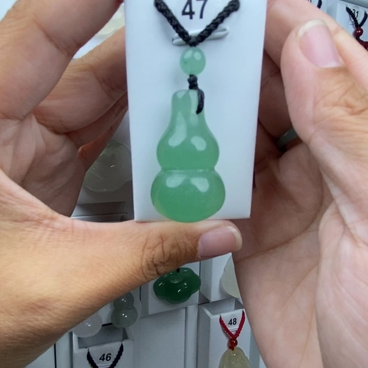 丘***收石英质玉未镶嵌颈饰
