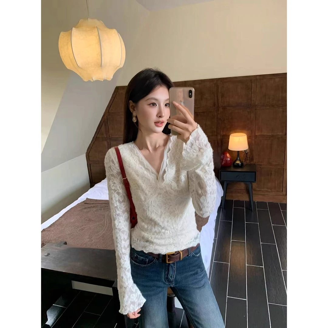 气质优雅蕾丝V领打底衫女2025秋冬新款显瘦纯欲感喇叭袖内搭上衣
