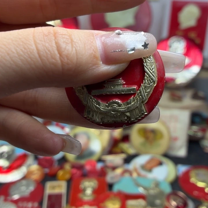 东***红爷爷像章一枚品相如图