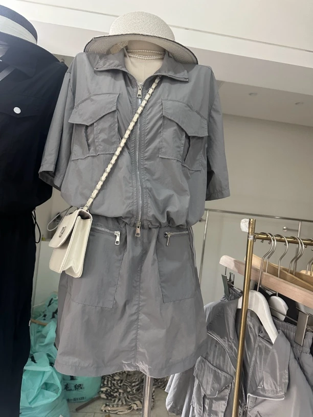 夏季女款双拉链防晒冲锋衣搭配松紧腰工装短裙套装