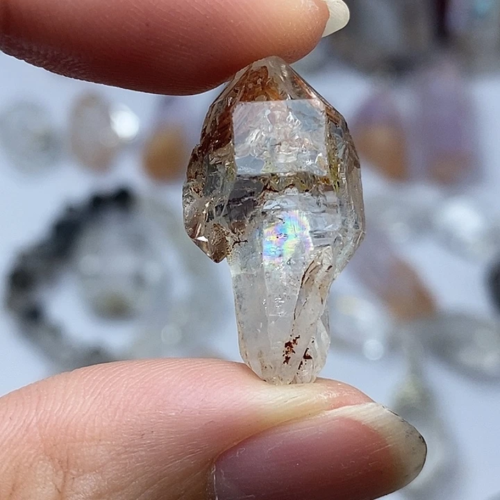 未镶嵌颈饰水晶彩虹红泥油胆