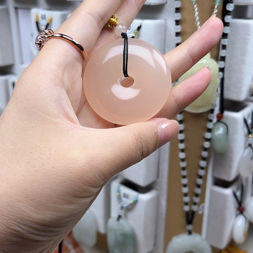 颈饰未镶嵌石英质玉