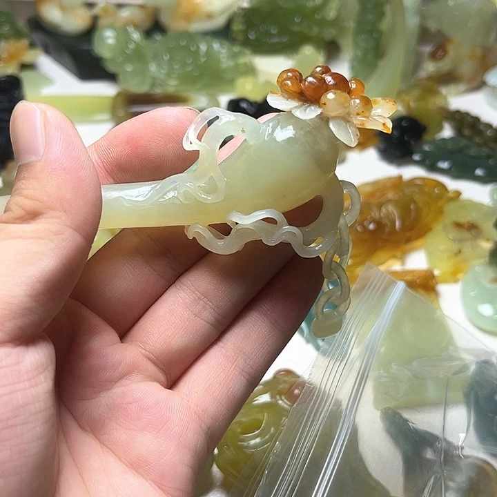 蛇纹石玉未镶嵌颈饰是****