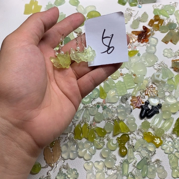享***独合金蛇纹石玉耳钉